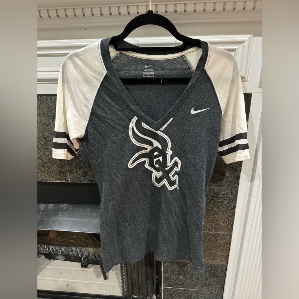 Nike Gray and White Chicago White Sox V-Neck tee - M - Great Condition